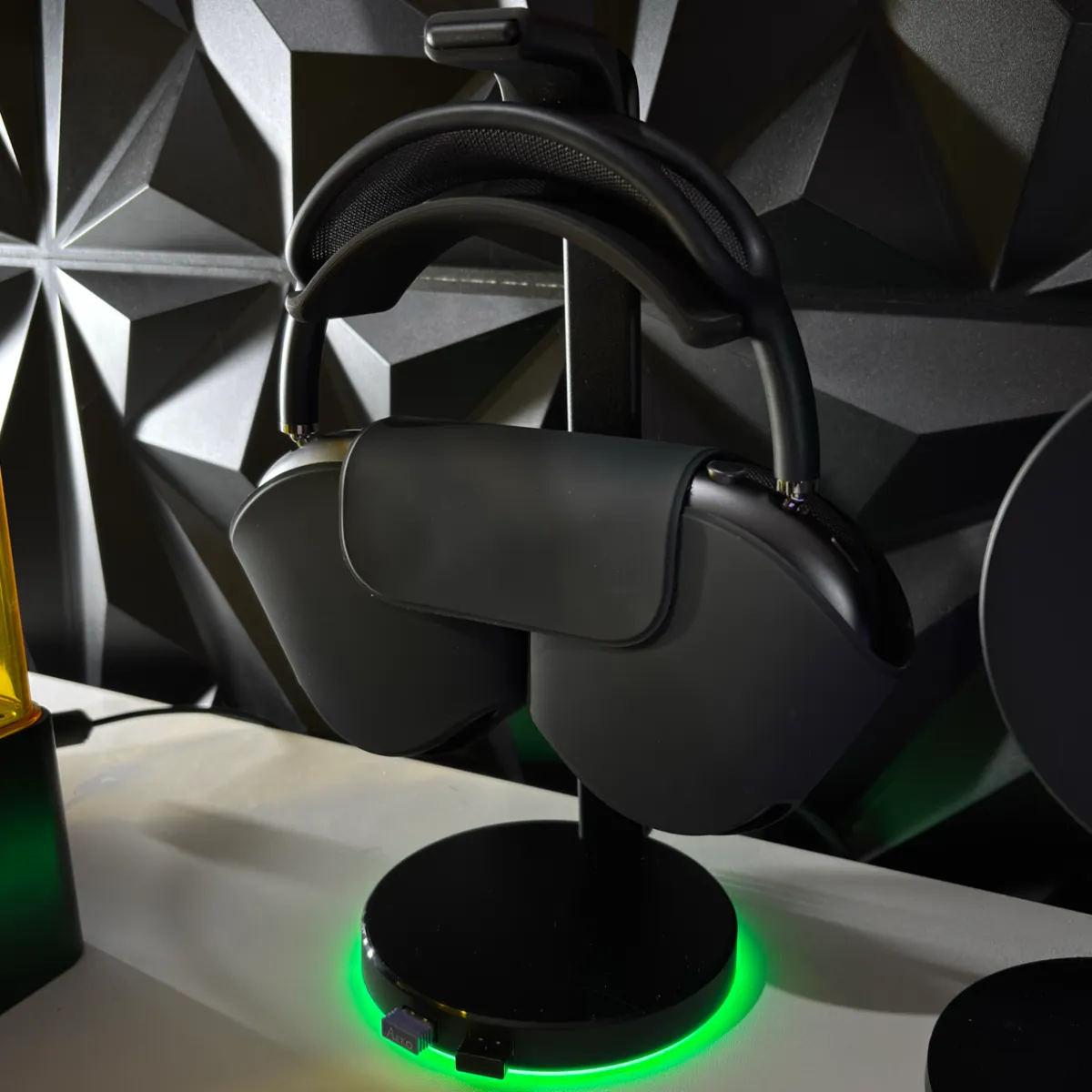 Apple AirPods Max Razer Chroma Stand Extender, photo 3 of 4 - Apple AirPods Max Razer Chroma Stand Extender Tools