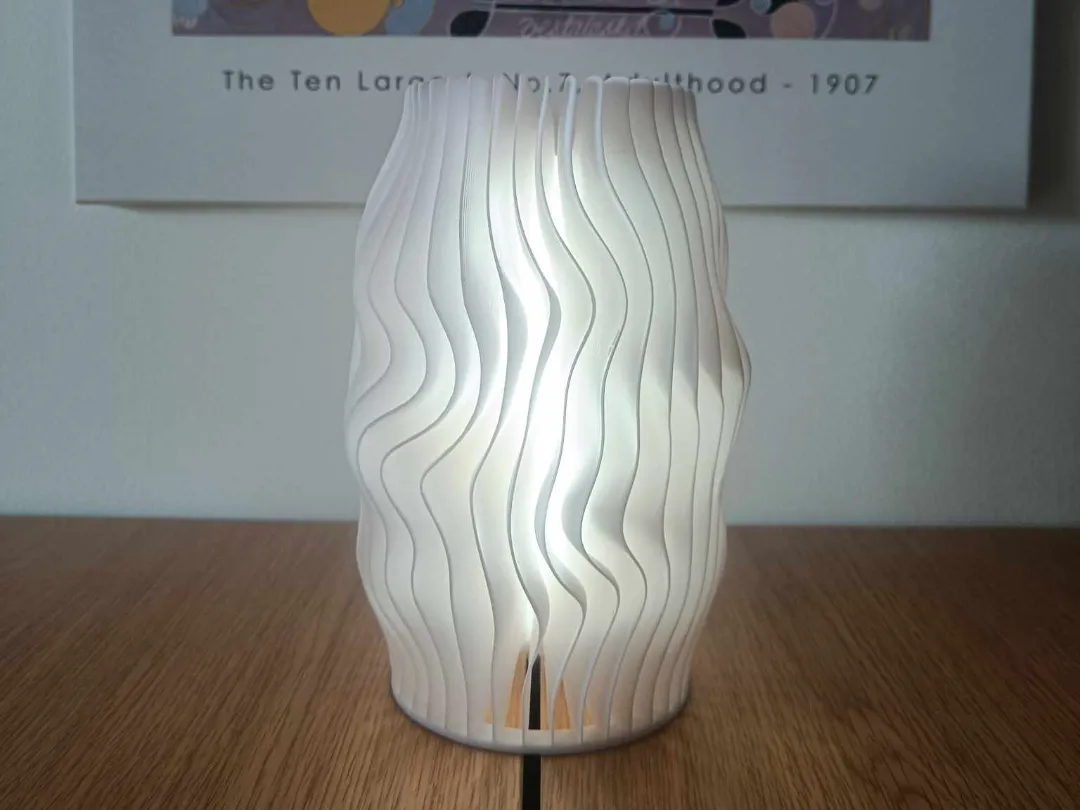 Table/bedside lamp with modern wavy pattern