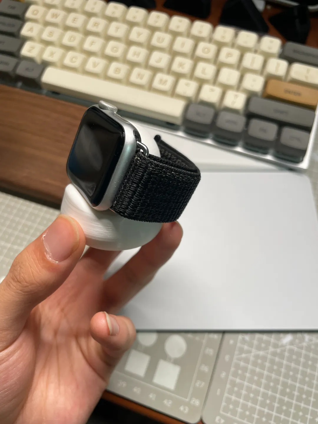 Apple Watch Stand compact, photo 3 of 4 - Apple Watch Stand compact Tools