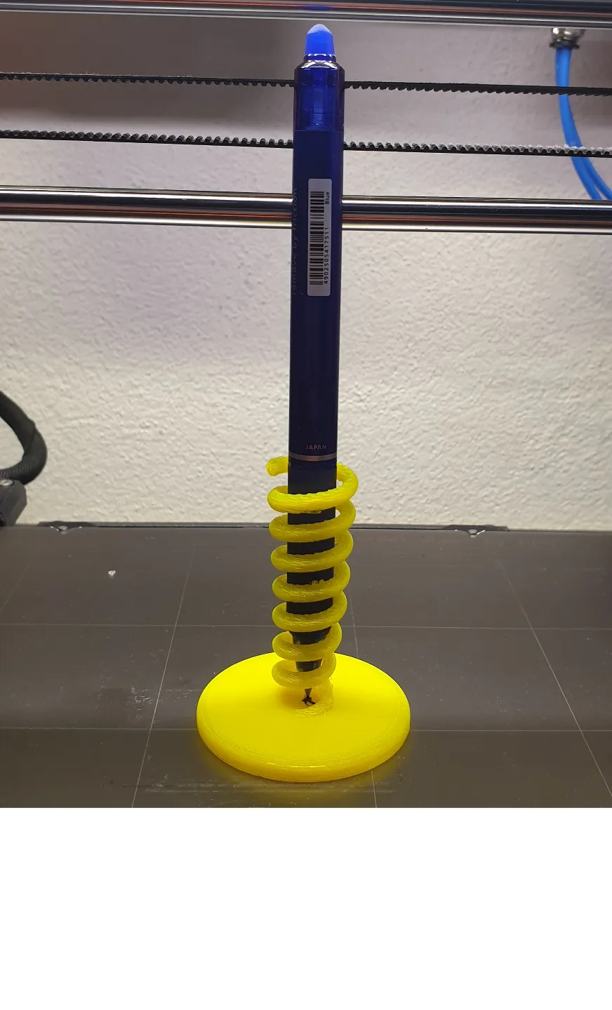 Spiral pen holder