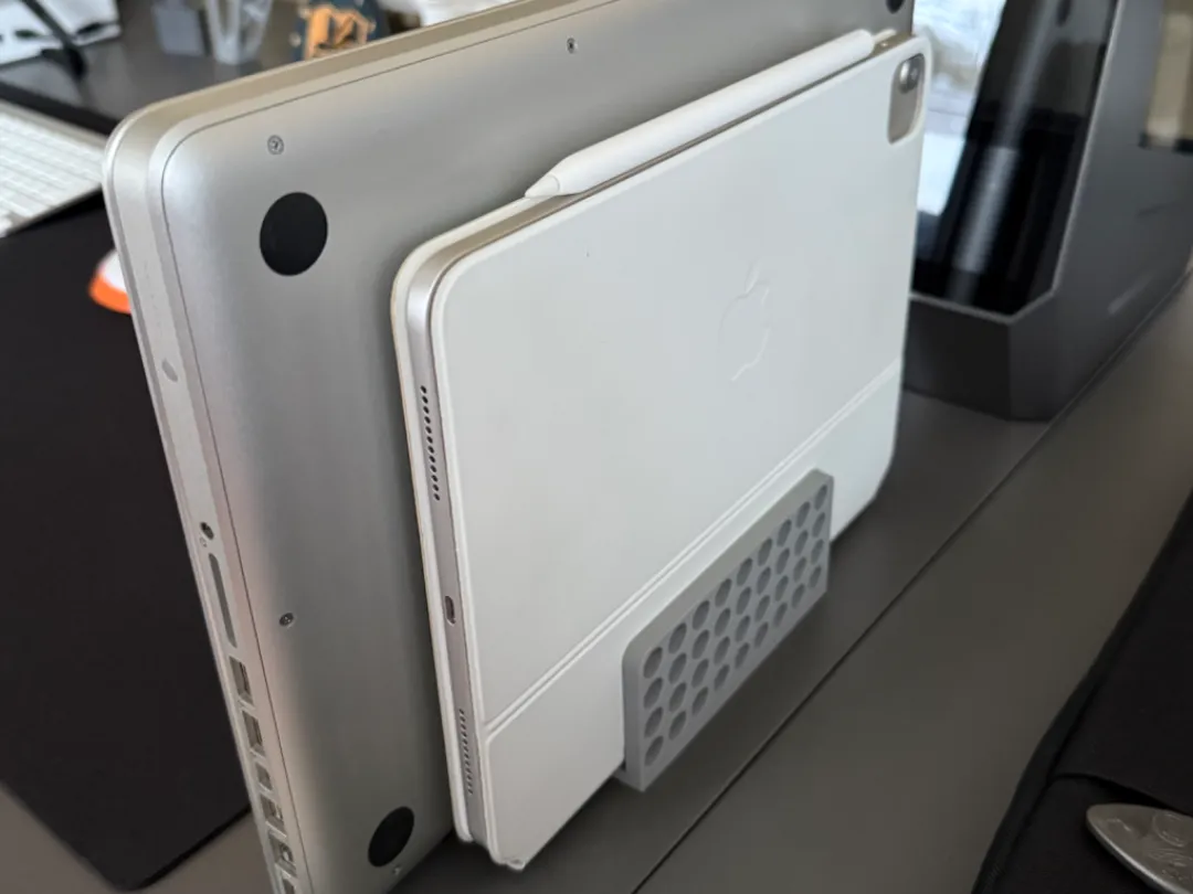 Verticalstand MacBookPro2012 and iPadAir 5 - MacBook Stands, in stock in India