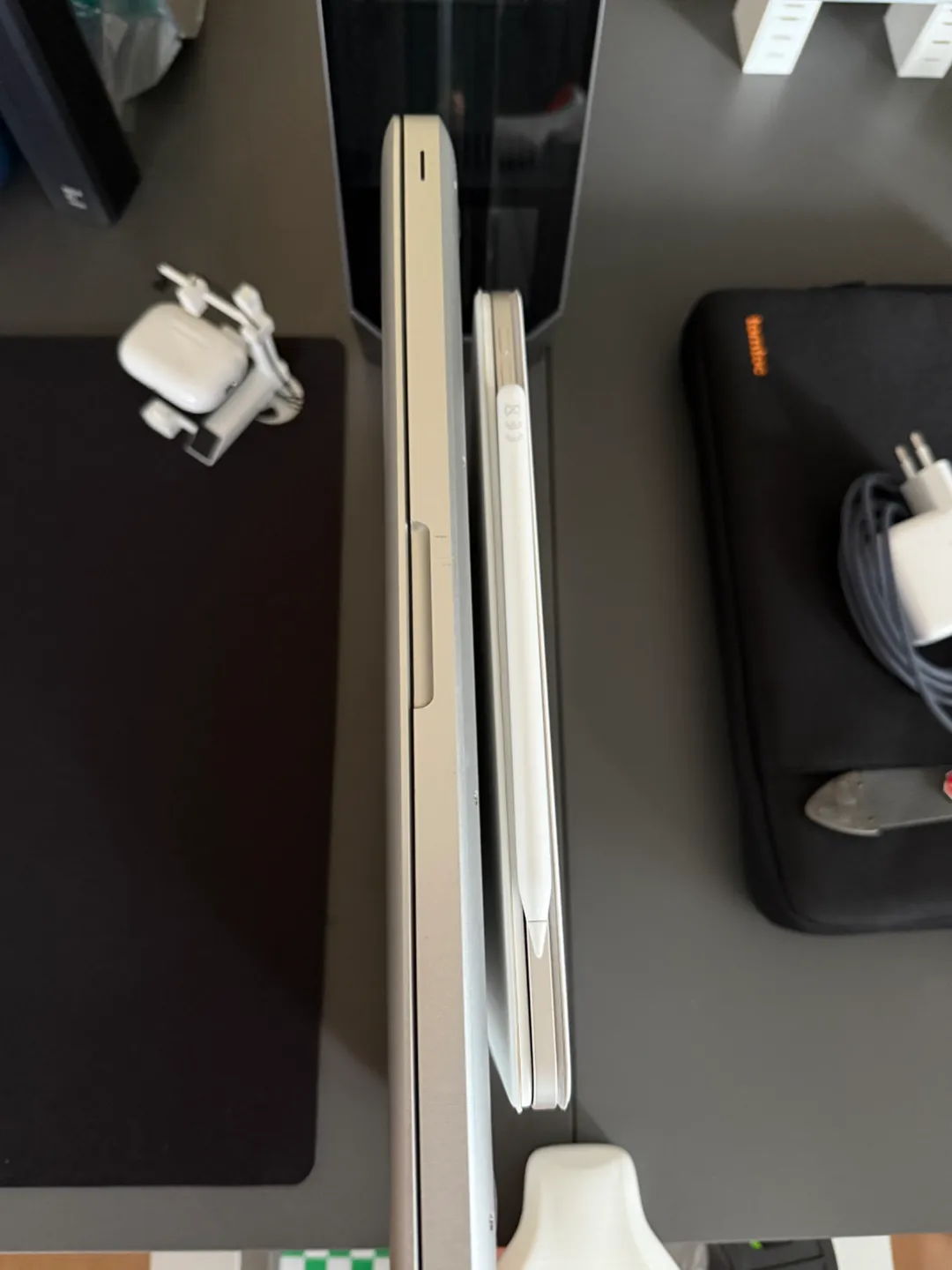 Verticalstand MacBookPro2012 and iPadAir 5, photo 2 of 4 - Verticalstand MacBookPro2012 and iPadAir 5 Mobile & Device Accessories