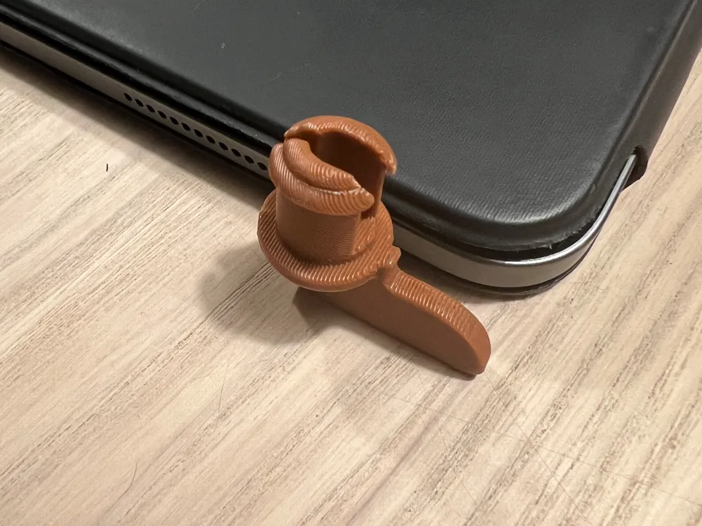 Clip for pet transport box