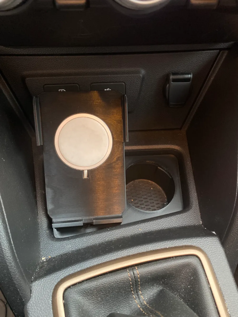 Dacia Duster 2018 Dashboard iPhone Stand, photo 2 of 4 - Dacia Duster 2018 Dashboard iPhone Stand Mobile & Device Accessories