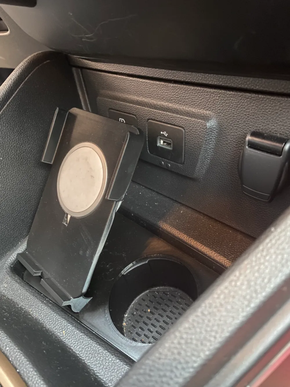 Dacia Duster 2018 Dashboard iPhone Stand, photo 3 of 4 - Dacia Duster 2018 Dashboard iPhone Stand Mobile & Device Accessories