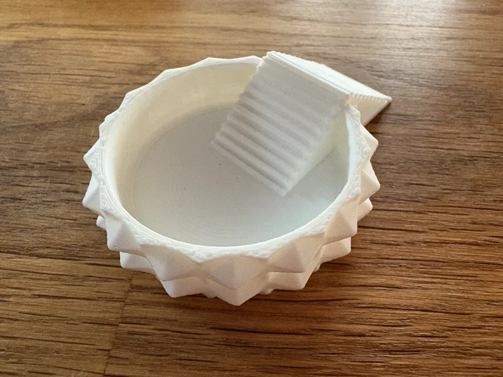 Diamond-shaped feeding bowl with stairs for isopod, photo 3 of 4 - Diamond-shaped feeding bowl with stairs for isopod Pets