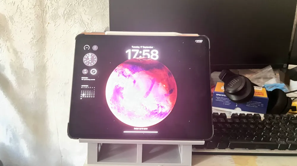 Ergonomic Ipad M4 pro stand, photo 2 of 4 - Ergonomic Ipad M4 pro stand Education