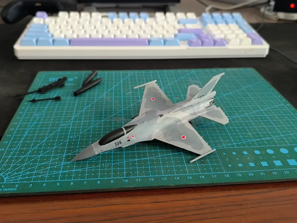F-16 Fighter Jet Model, photo 2 of 4 - Model Aircraft, F16