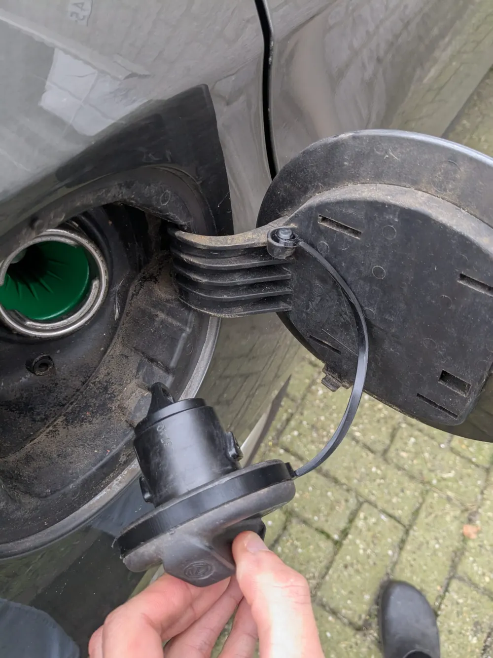 Fuel cap cord for Alfa Romeo Giulietta, photo 2 of 4 - Mirrors, Lights & Exterior Parts, petrol