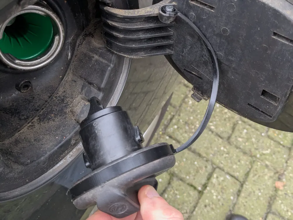 Fuel cap cord for Alfa Romeo Giulietta, another view - Mirrors, Lights & Exterior Parts, strap