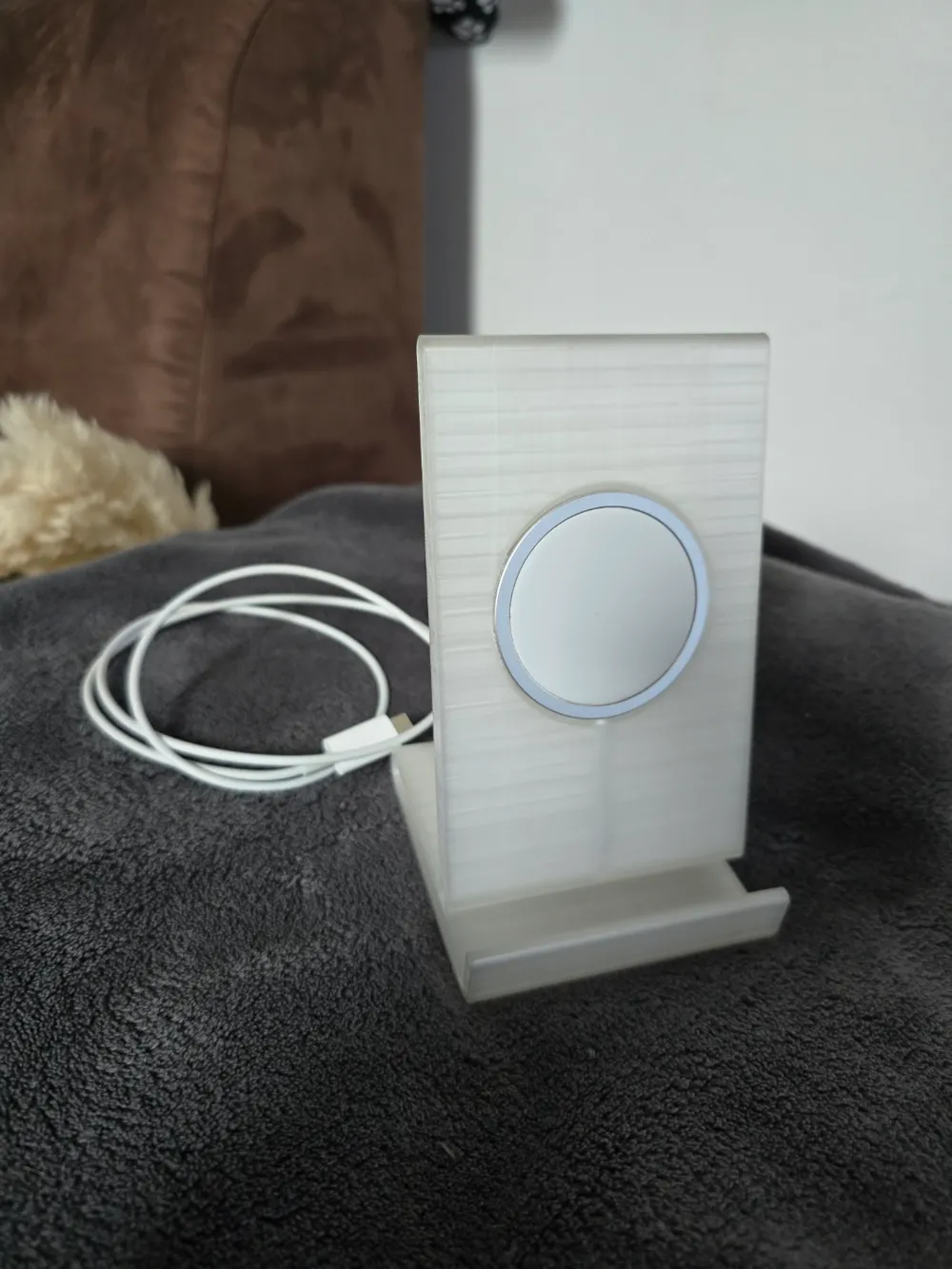 Galaxy S24 Ultra MagSafe Stand, photo 2 of 4 - Galaxy S24 Ultra MagSafe Stand Household