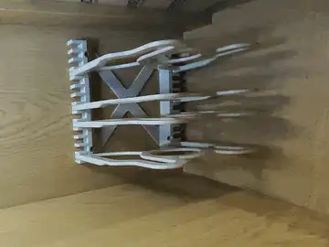 Butterfly frying pan rack