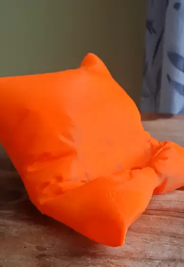Pillow Effect Phone Stand