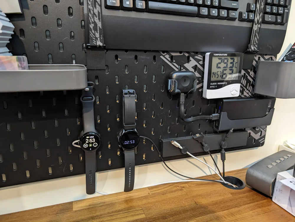 Google Pixel Watch2 charging stand on ikea Skadis_宜家板上的 Pixel Watch2 充電座, photo 4 of 4 - Google Pixel Watch2 charging stand on ikea Skadis_宜家板上的 Pixel Watch2 充電座 Tools