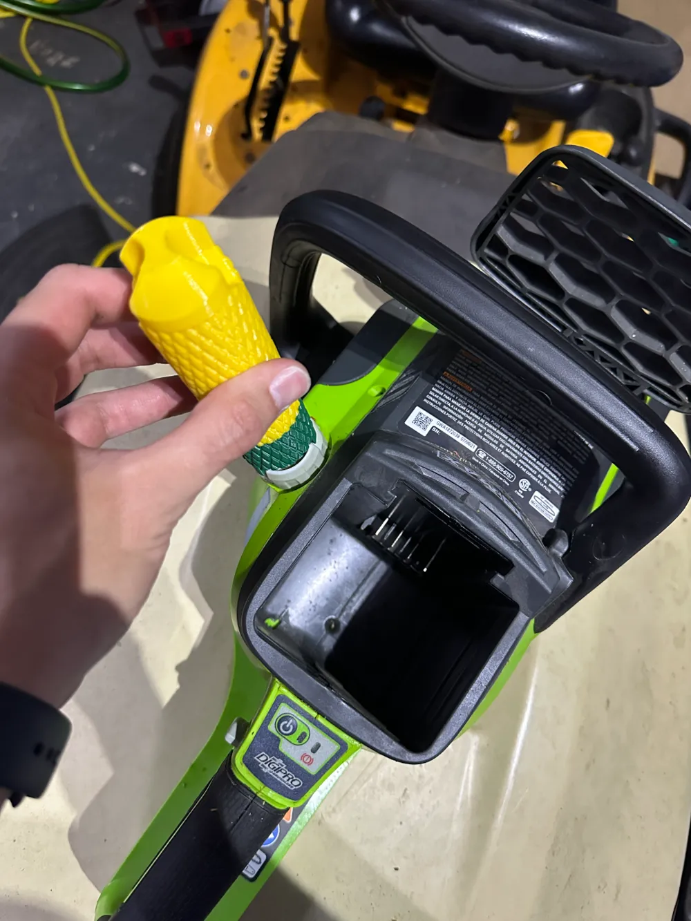 Greenworks chainsaw oil and chain tightness tool, photo 2 of 4 - Greenworks chainsaw oil and chain tightness tool Household