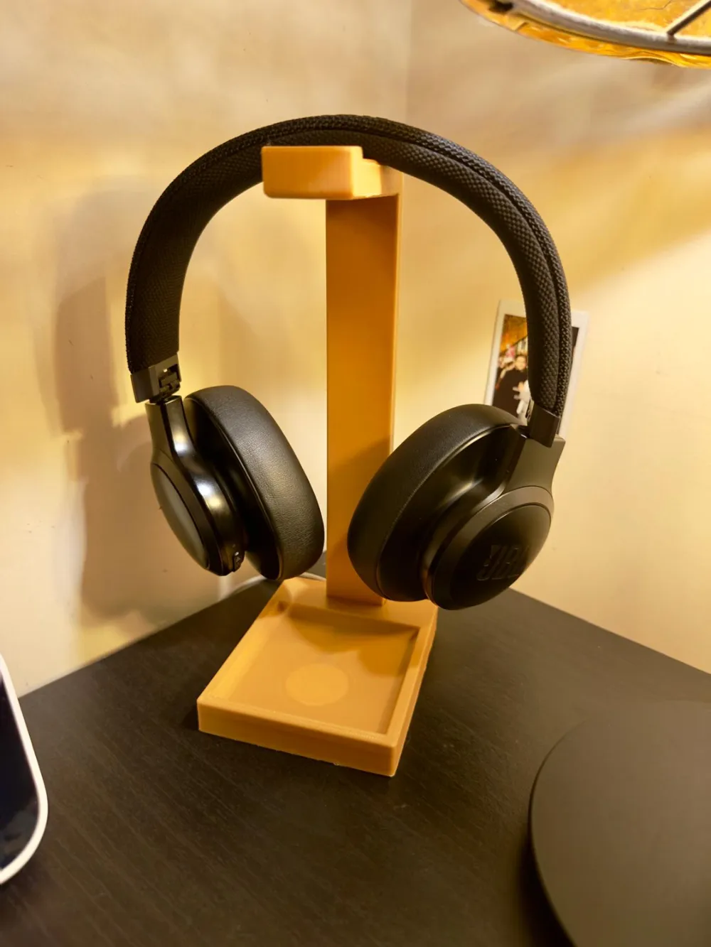 Headphones Holder | Hanger - AirPods Pro Charger, photo 2 of 4 - Headphones Holder | Hanger - AirPods Pro Charger Hobby & DIY