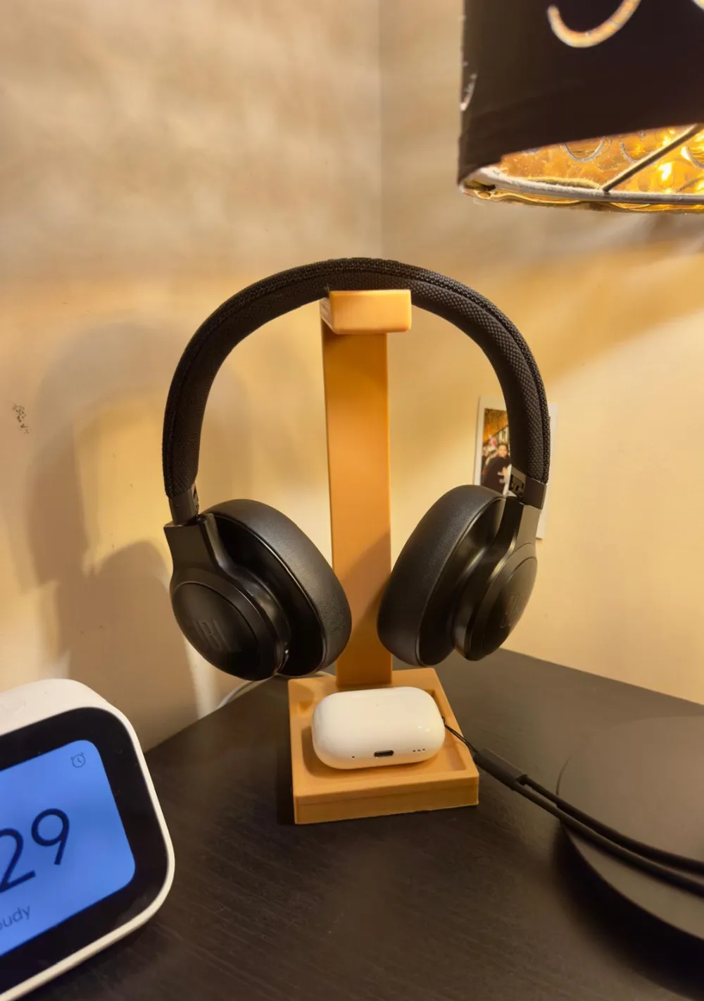 Headphones Holder | Hanger - AirPods Pro Charger, photo 4 of 4 - Headphones Holder | Hanger - AirPods Pro Charger Hobby & DIY