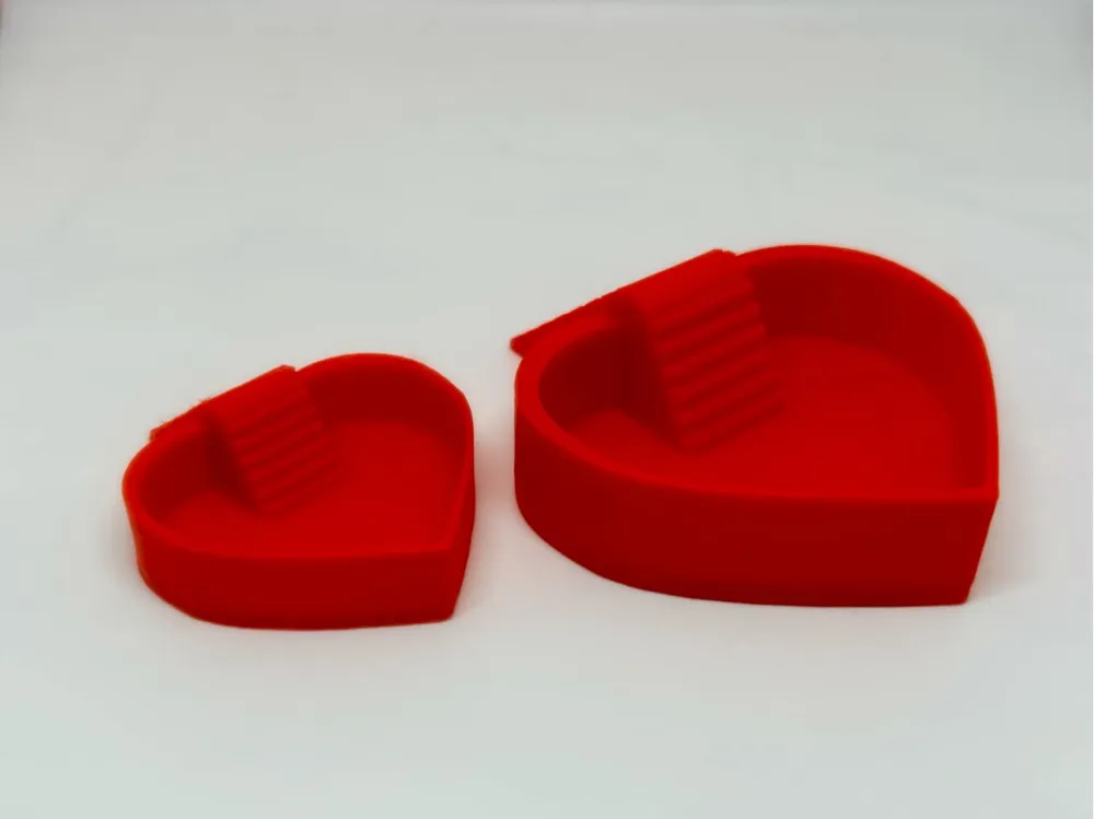 Heart-shaped feeding bowl with stairs for isopod - Feeding Dishes & Insect Keepers, in stock