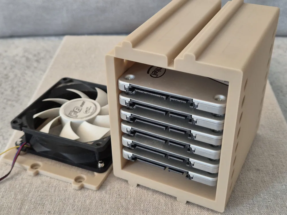 HP Elitedesk 800 8x 2.5" HDD/SSD bracket with fan, photo 3 of 4 - HP Elitedesk 800 8x 2.5" HDD/SSD bracket with fan Hobby & DIY