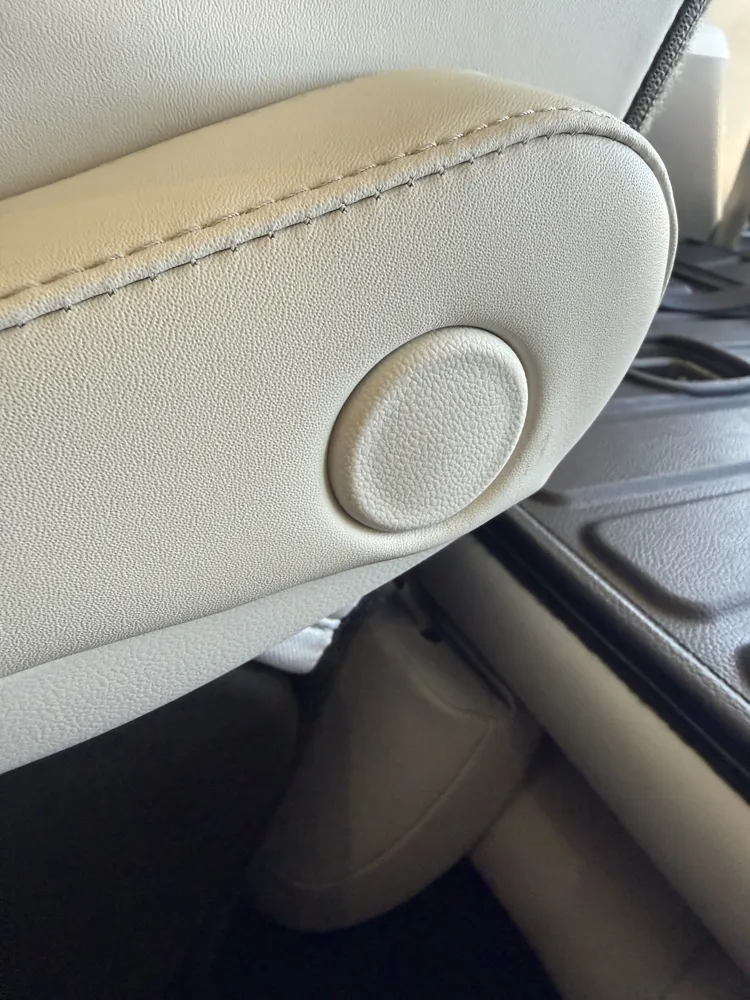 Hyundai Santa Fe Captains Chair Arm Rest Plug fix, photo 2 of 4 - Hyundai Santa Fe Captains Chair Arm Rest Plug fix Gifts & Occasions