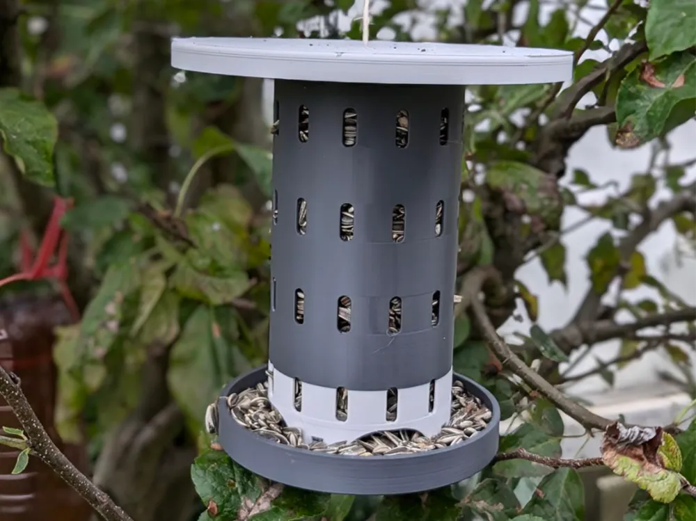 Jogis Vogelfutterstation / Bird-Feeder