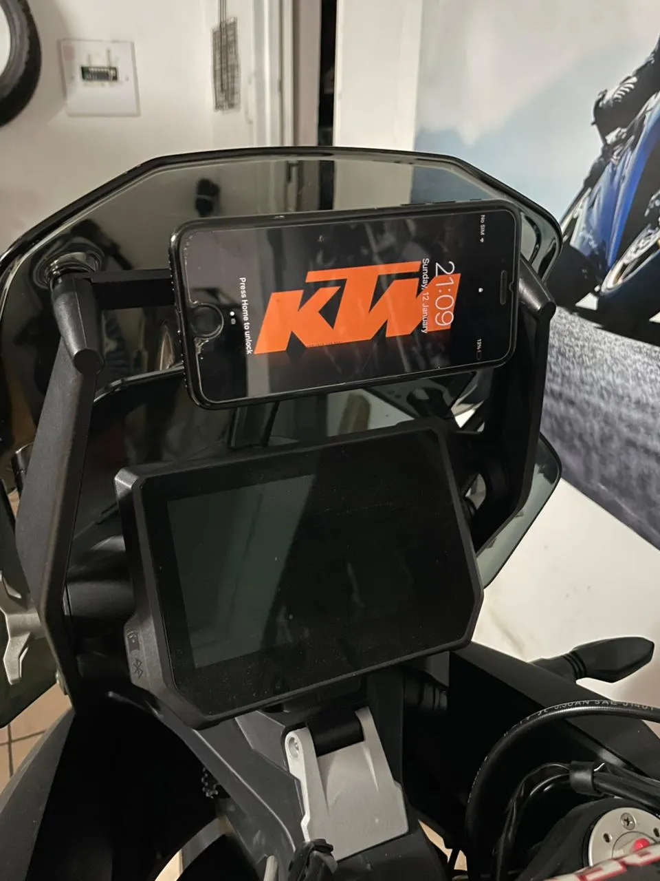 KTM 1290 - Inner Windshield Flat Mount with hole, photo 2 of 4 - KTM 1290 - Inner Windshield Flat Mount with hole Hobby & DIY