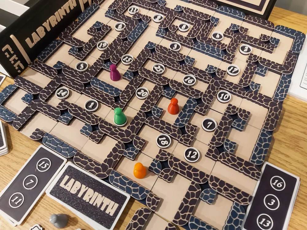 LABYRINTH BOARD GAME - Bookcase Edition, photo 2 of 4 - Classic Board Games & Game Sets, tiles