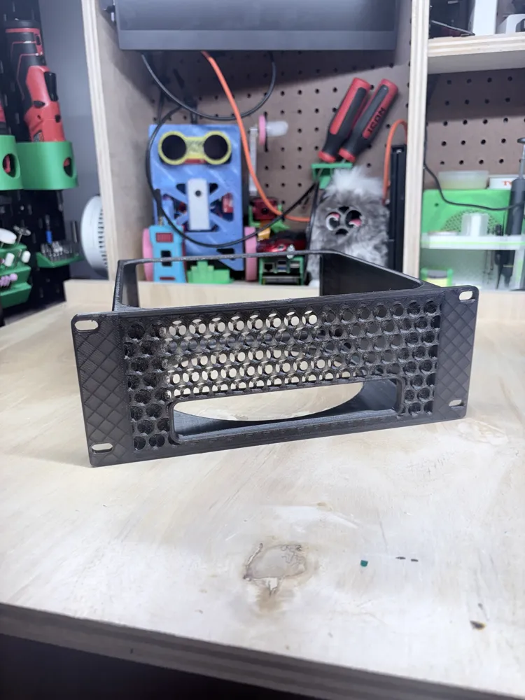 MacStudio Cheese Grater 10in Rack Mount 2U M4 M6, photo 4 of 4 - MacStudio Cheese Grater 10in Rack Mount 2U M4 M6 Mobile & Device Accessories