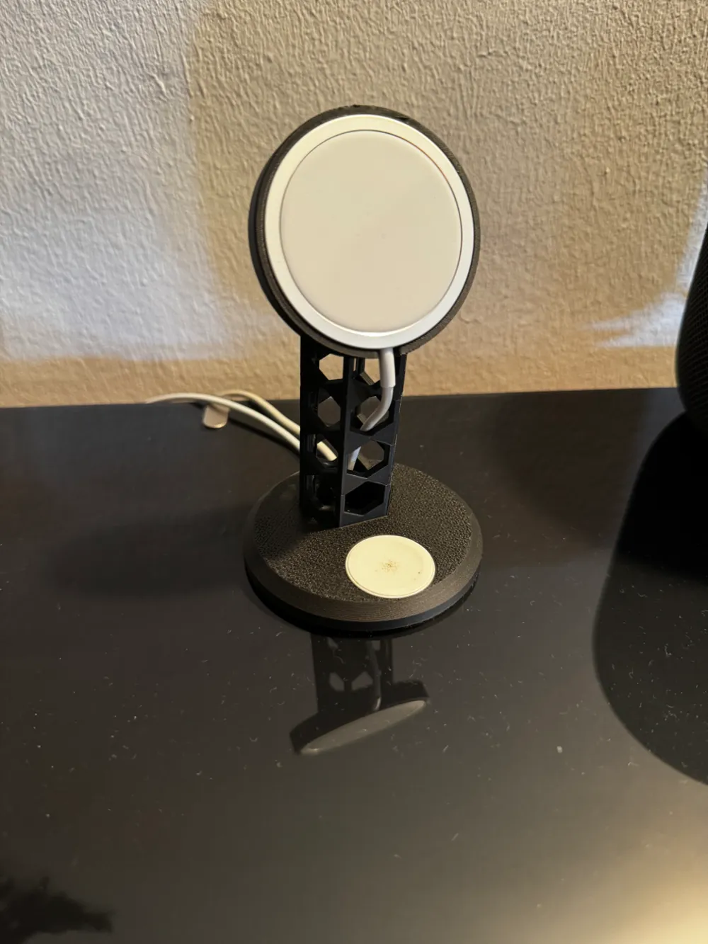 Magsafe iPhone charger stand + Apple Watch charger, photo 2 of 4 - Magsafe iPhone charger stand + Apple Watch charger Tools