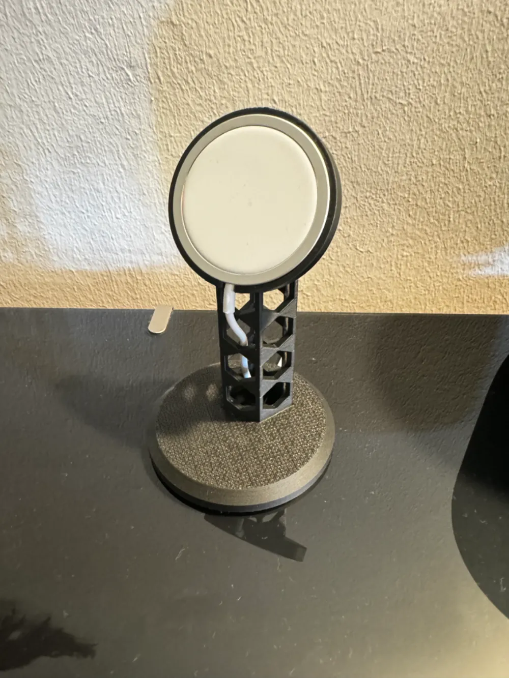 Magsafe iPhone charger stand + Apple Watch charger, photo 4 of 4 - Magsafe iPhone charger stand + Apple Watch charger Tools
