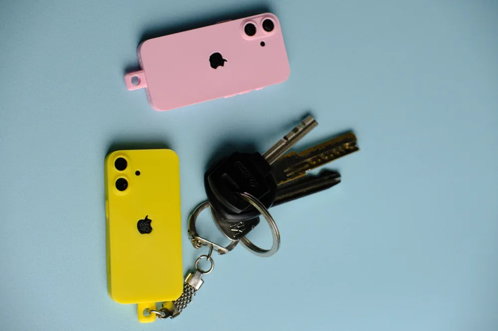 Miniature iPhone 16. Keychain for keys, photo 3 of 4 - Miniature iPhone 16. Keychain for keys Tools