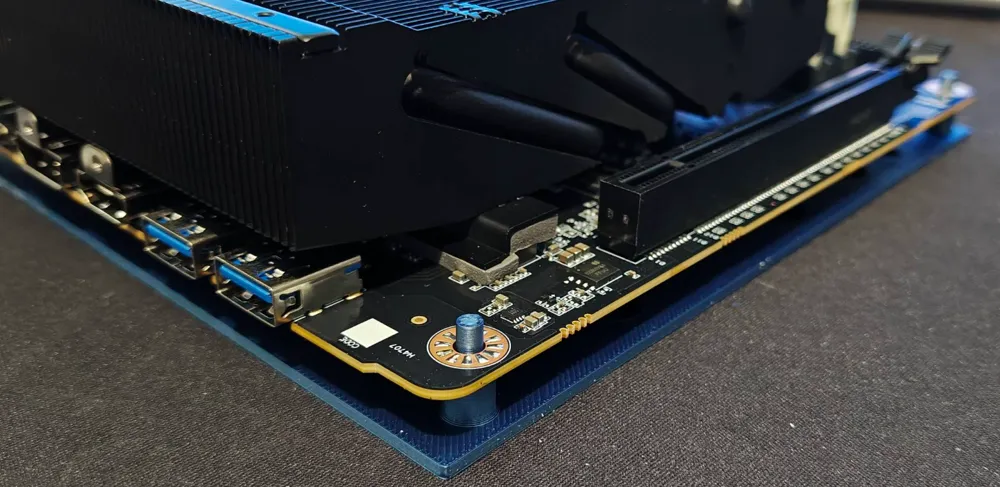mITX base mainboard stand, photo 3 of 4 - mITX base mainboard stand Hobby & DIY