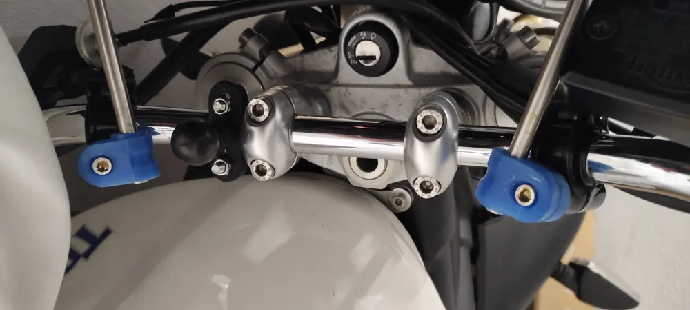 Motorcycle windshield mount - Vehicles, in stock in India