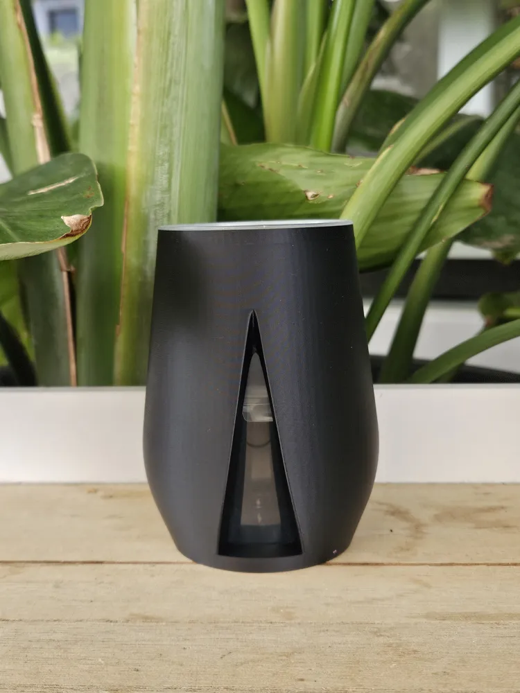 Plant pot with leaf design, photo 3 of 5 - Self-watering Planters, meshy