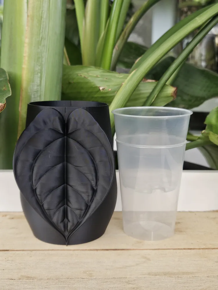 Plant pot with leaf design, photo 4 of 5 - Self-watering Planters, planter