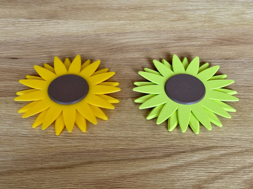 Playing card holder in sunflower design, photo 3 of 4 - Playing card holder in sunflower design Board Games & Tabletop
