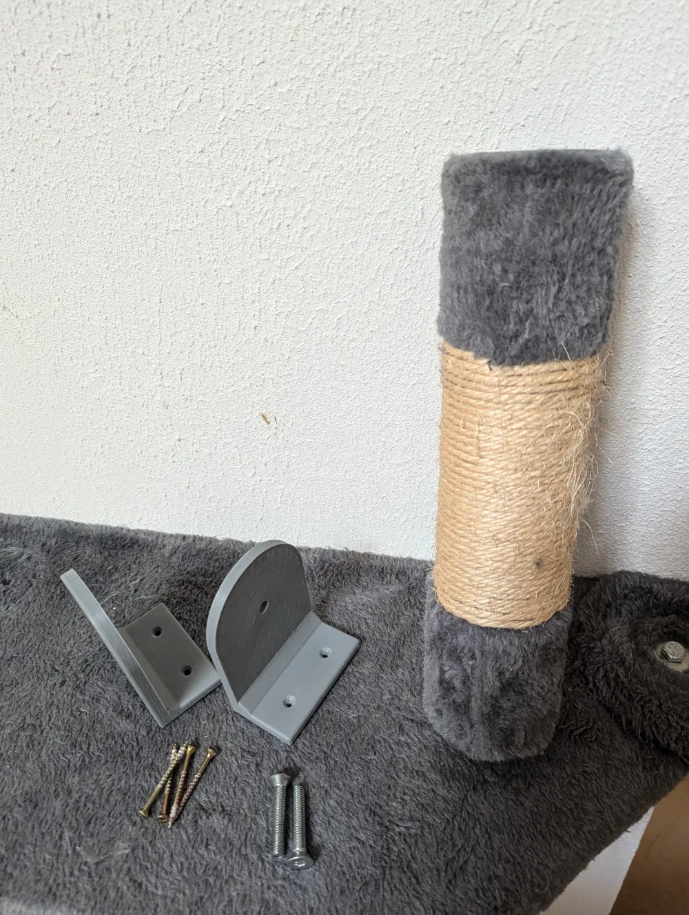 Recycled cat scratching post holder, photo 3 of 4 - Recycled cat scratching post holder Pets