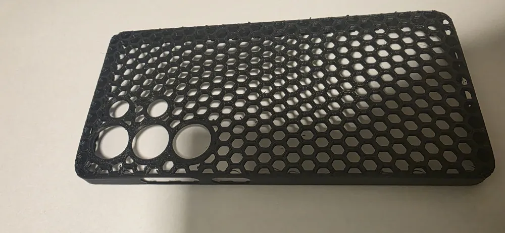 Carcasa Samsung galaxu S25 ultra panal de abejas, photo 3 of 4 - Carcasa Samsung galaxu S25 ultra panal de abejas Props & Cosplay