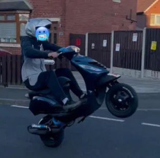 Scooter/Moped ZIP wheelie, photo 3 of 4 - Scooter/Moped ZIP wheelie Car & Vehicle