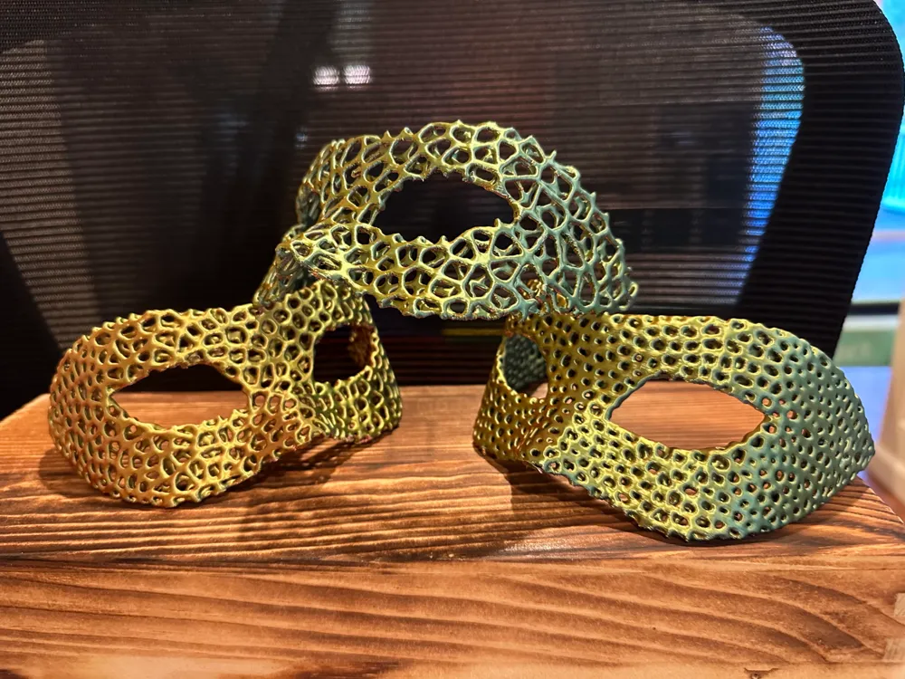 Simple Venetian Voronoi Mask