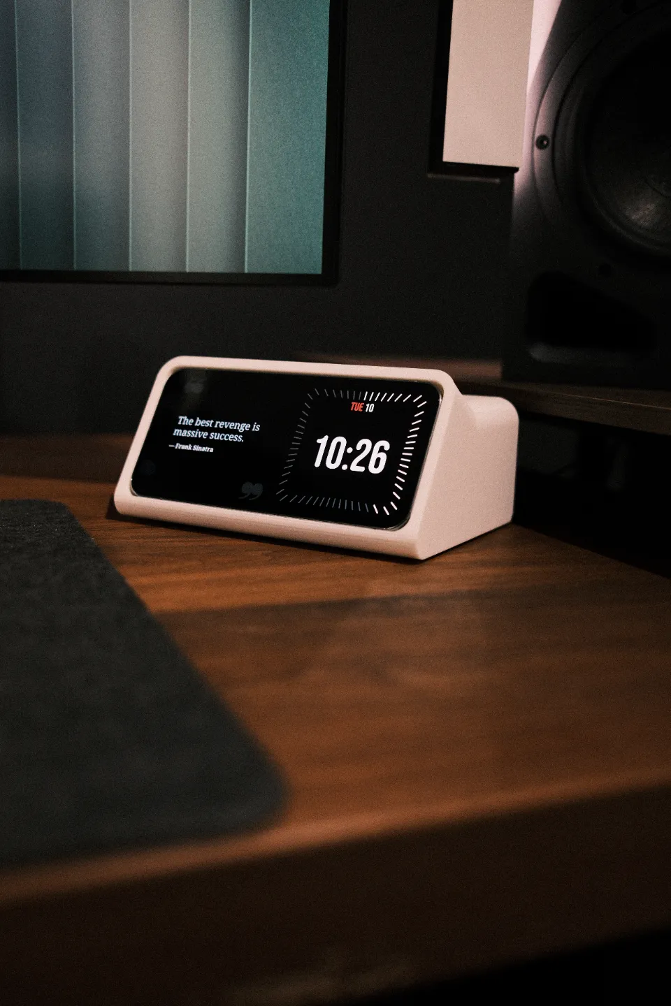 Smartphone Dock Standby with smartwatch charger, photo 3 of 4 - Smartphone Dock Standby with smartwatch charger Tools