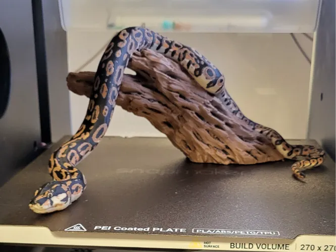 Schlange auf Baumstamm, dekoratives 3D-Modell