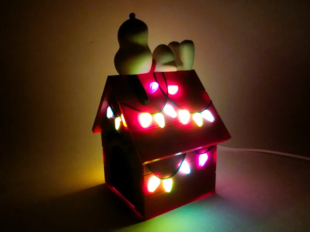Snoopy Light Up Christmas Dog House, photo 4 of 4 - Snoopy Light Up Christmas Dog House Pets