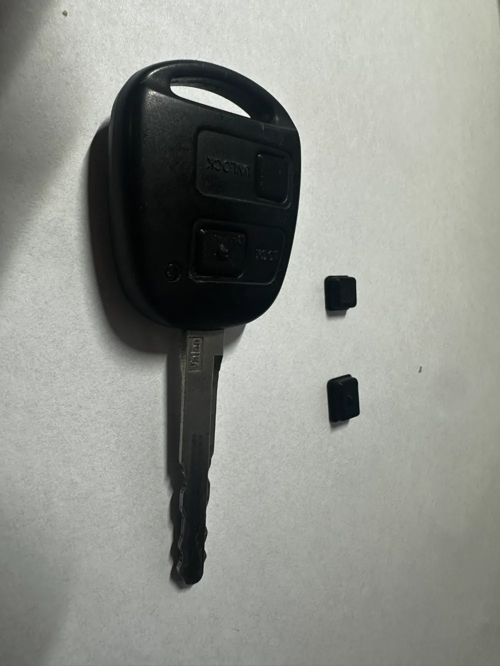 TOYOTA KEY BUTTON (LOCK, UNLOCK), photo 2 of 4 - Gear Knobs, Trim & Switches, Car & Vehicle