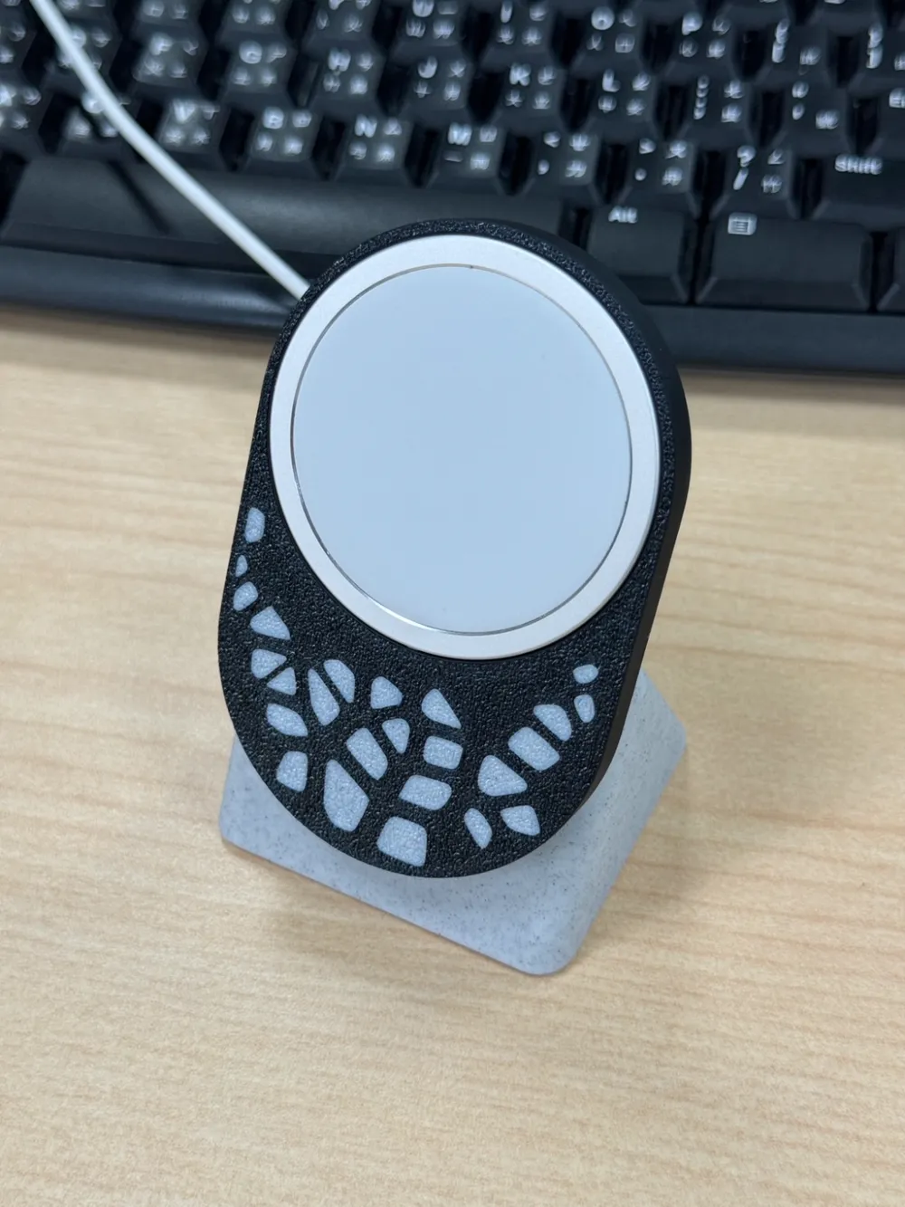 Voronoi Magsafe charger Phone Stand, photo 2 of 4 - Voronoi Magsafe charger Phone Stand Tools
