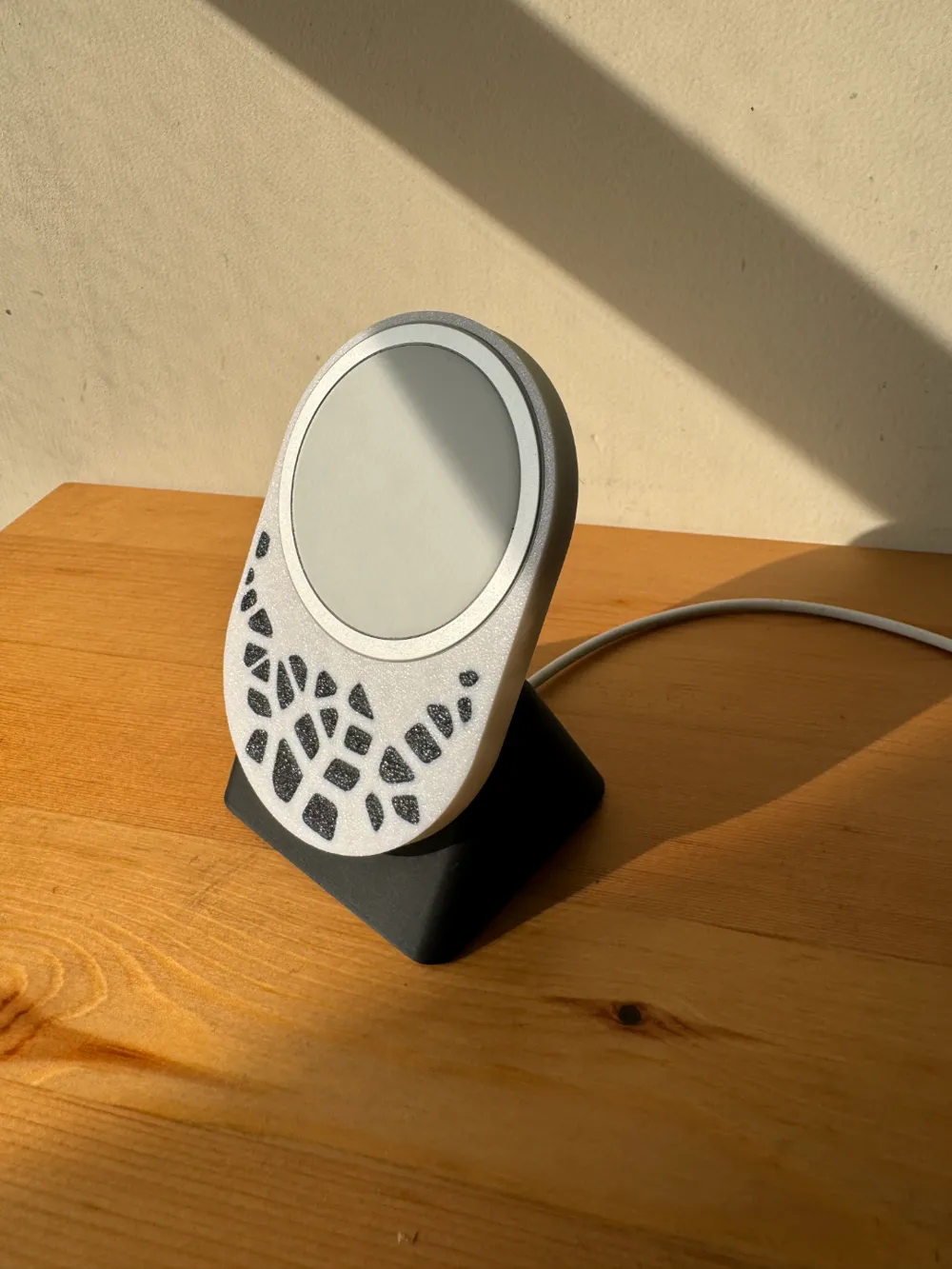 Voronoi Magsafe charger Phone Stand, photo 4 of 4 - Voronoi Magsafe charger Phone Stand Tools