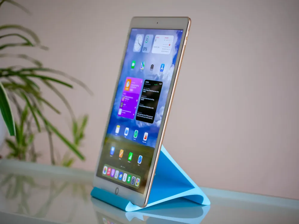 Wave-shaped iPad stand - Home Accents, in stock in India