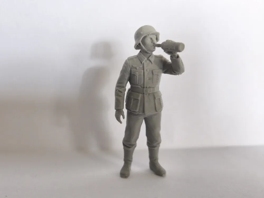 WWII Deutscher Soldat Mit Wein Flasche 1:35, photo 4 of 4 - WWII Deutscher Soldat Mit Wein Flasche 1:35 Miniatures